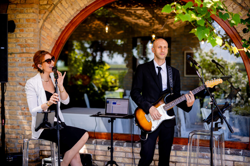 Musica Matrimonio Eventi Udine Friuli Lusso Music Wedding Italy Luxury Dj Live Music DJ e musicisti professionisti che suonano durante un evento elegante in Friuli Venezia Giulia